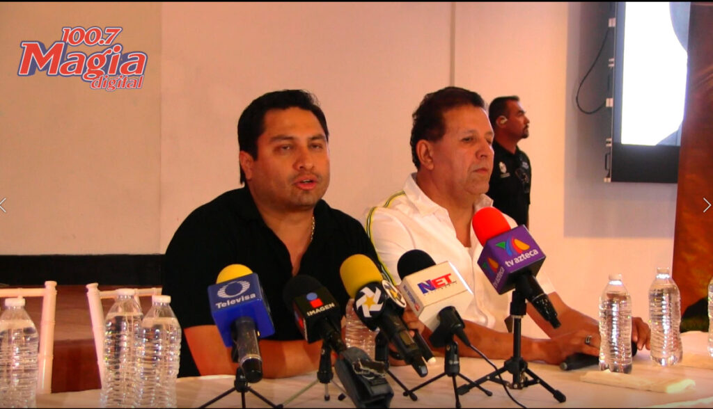 Julión Álvarez padrino de 100 Quinceañeras