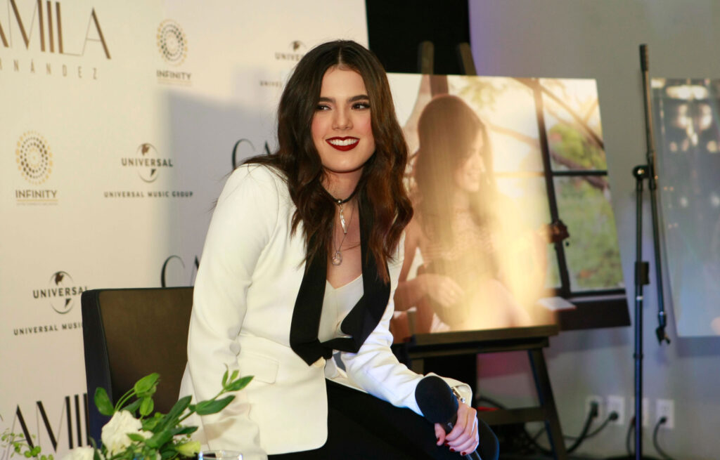 Camila Fernández muestra sus dotes artísticos