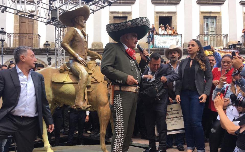 Vicente Fernández pide aplauso para José José