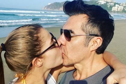 Adrián Uribe pega chicle en la cuarentena, será papá