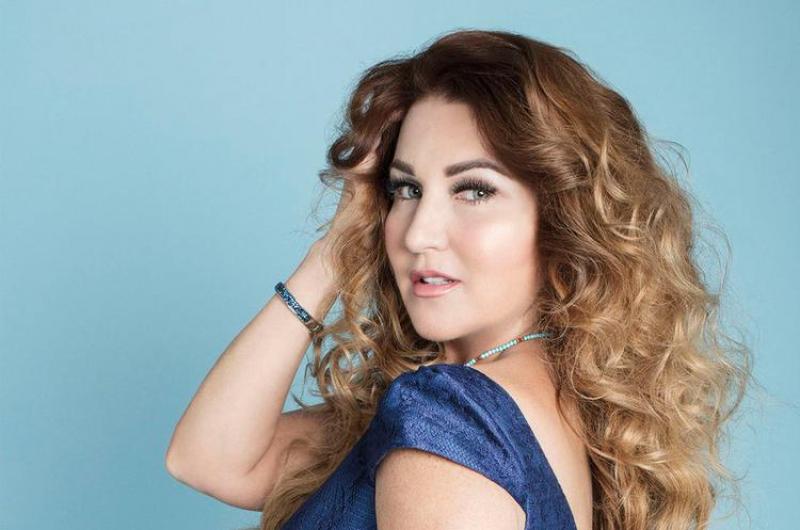 Critican a Alicia Villareal por aparecer sin maquillaje
